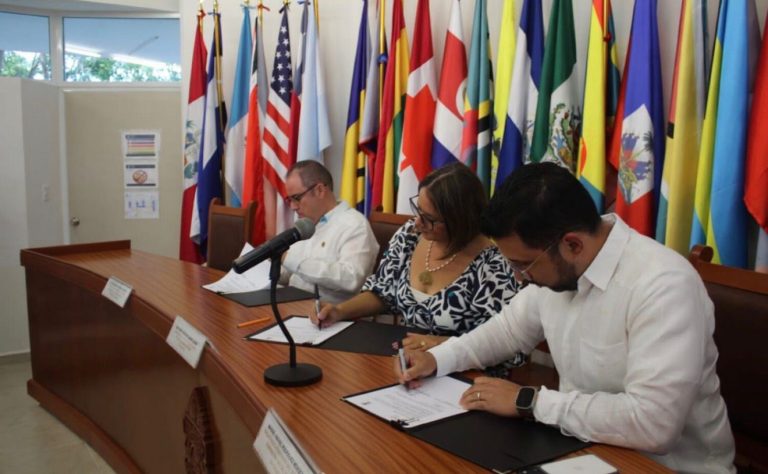 Firma de un convenio de colaboración académica e institucional entre el TJAY y FDUADY