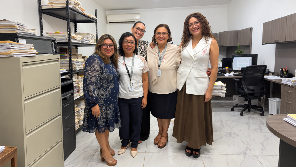 El Tribunal de Justicia Administrativa del Estado de Yucatán se suma al Octubre Rosa con la entrega de lazos conmemorativos a su personal.